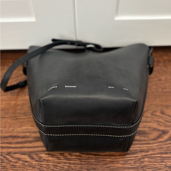 Elegant Black Leather Tote Bag - Picture 5 of 10